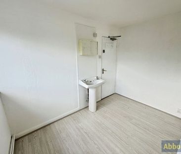 Long Riding, Basildon - Photo 1