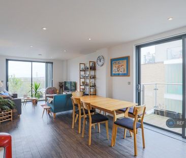 2 bedroom flat to rent - Photo 2