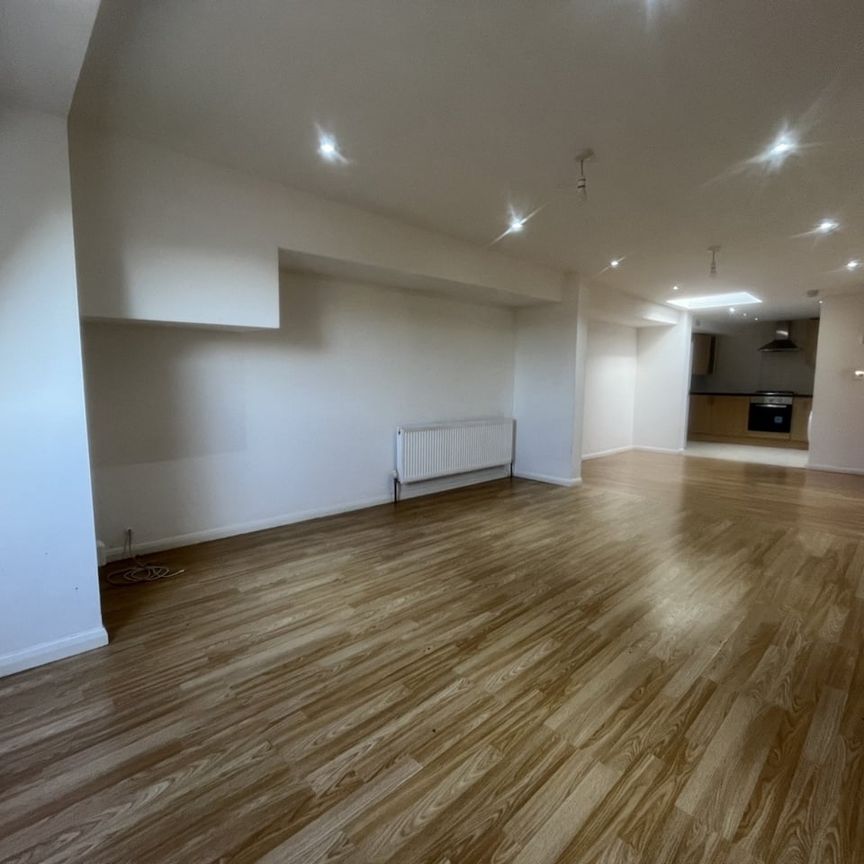 3 Bed Flat, Botwell Court, HA1 - Photo 1