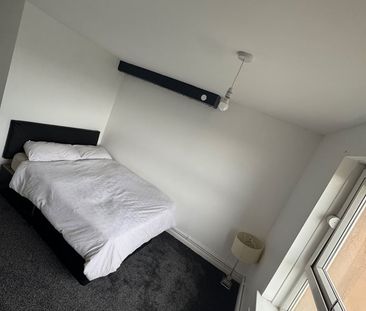 Room in a Shared Flat, Cottingley Heights, LS11 - Photo 3