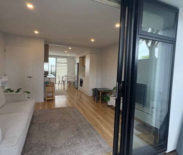 Larger 2 bedroom, 2 bathroom Townhouse - Photo 2