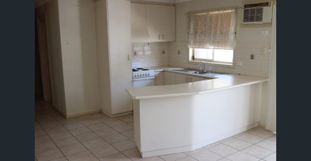 3-bedroom unit in a quiet cul-de-sac - Photo 4