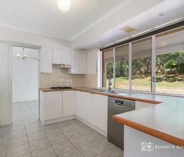 SPACIOUS FAMILY HOME IN POPULAR THURHOONA! - Photo 5