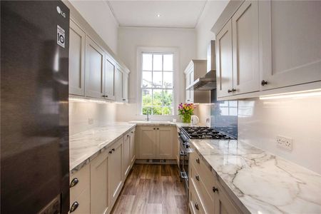 An impressive Townhouse overlooking Pittville Park. - Photo 3
