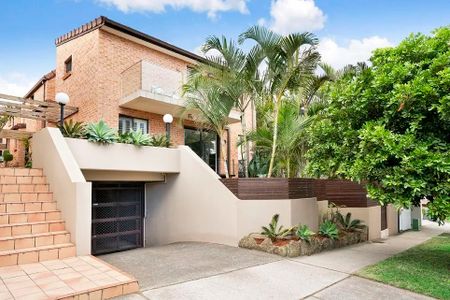 Stylish Townhouse with Private Garden and Double Garage - Photo 3