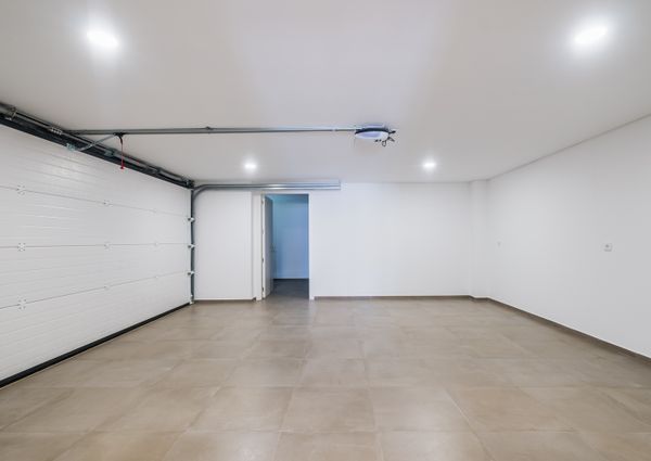 Moradia T6 de arquitetura moderna inserida no Golfe de Oeiras