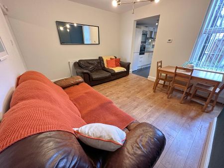 1 bedroom in a house share to rent - Photo 2