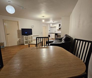 1 bedroom in a flat share to rent - Photo 2