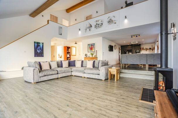 Rowley Mews - Photo 1