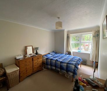 2 Bedroom Flat / Apartment - Pound Road, Aldershot - Photo 3