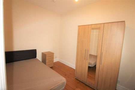 3 bedroom flat to rent - Photo 4