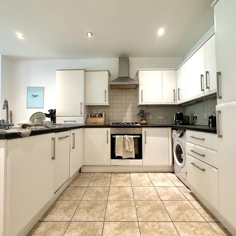3 bedroom flat to rent - Photo 1