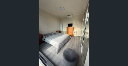 Furnished double entrance apartment with a private yard - Photo 3