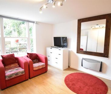 Studio to rent - Photo 2