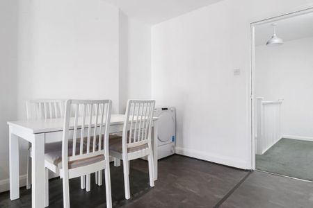 2 bedroom ground floor flat to rent - Photo 3