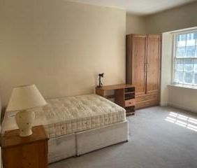 3 bedroom flat to rent - Photo 4