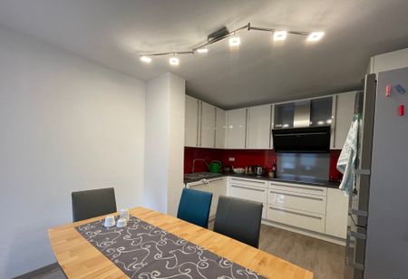 Großzügig, hochwertige 4 Zi.-Wohnung mit Loggia und TG-Stellplatz zu vermieten - Photo 3