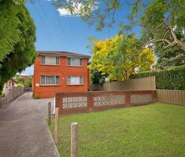 Renovated Two Bedroom Apartment - Photo 2