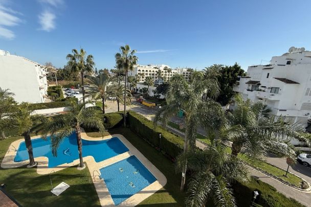 4 Bedroom Apartment For Rent in Puerto Banús, Málaga - Photo 1