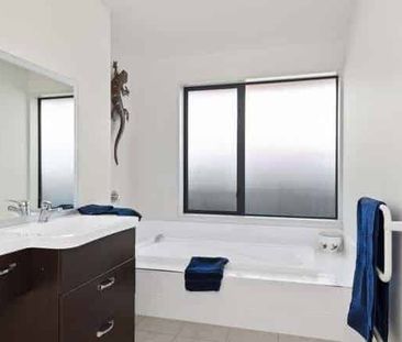 Easy care three bedrooms modern house - Photo 2