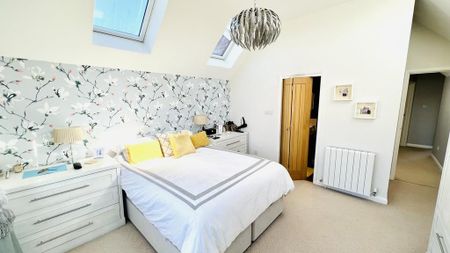 4 bedroom semi-detached house to rent - Photo 4