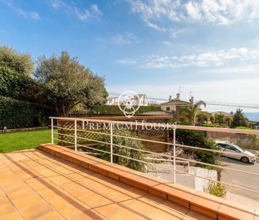 Casa esquinera con piscina comunitaria y preciosas vistas al mar - Photo 2