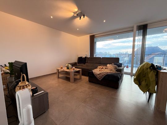 Twee-slaapkamerappartement met ondergrondse autostaanplaats in Meulebeke. - Foto 1