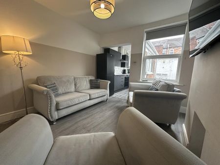 4 bedroom terraced house to rent - Photo 3