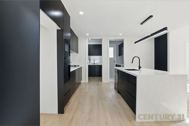 Absolutely Stunning 5-Bedroom Family Home! - Photo 1
