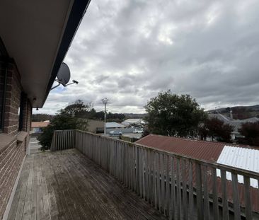 Garaging galore and a sunny and tidy home! - Photo 3