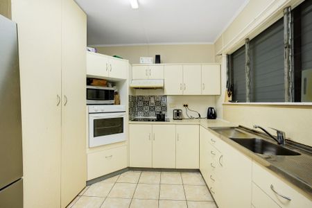 SHARE HOUSE - Room with shared bathroom available - Photo 4