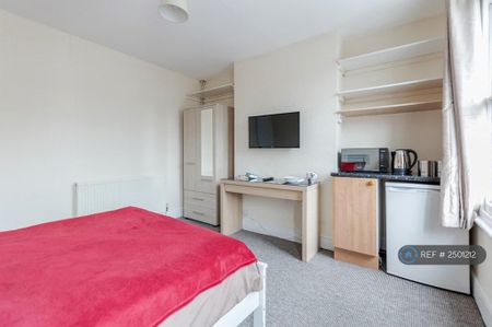 1 bedroom in a house share to rent - Photo 2