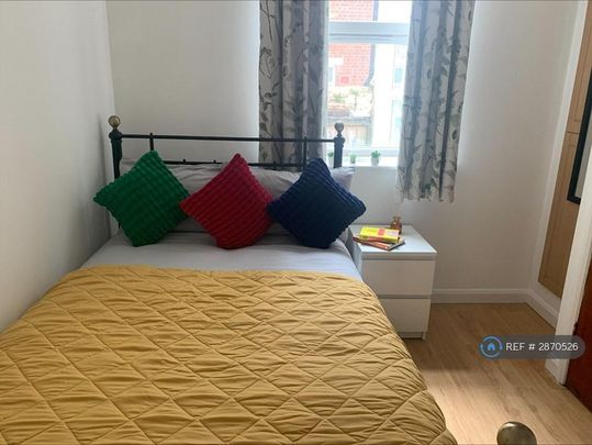1 bedroom in a house share to rent - Photo 1