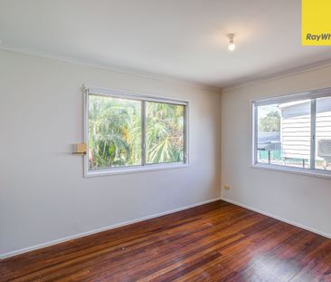 Family home with spacious living - Photo 5