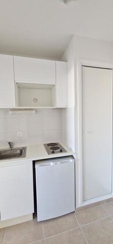 Studio rénové 24.15 m², kitchenette équipée, avec balcon. - Photo 3