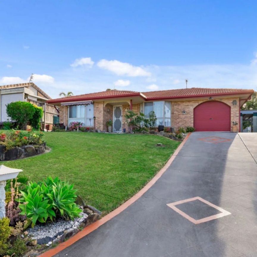 Nestled in one of Carrara's peaceful and family-friendly street, this delightful home is now available for rent. - Photo 1