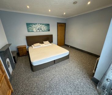 4 Bed Terraced House, Malmesbury Road, SO15 - Photo 3