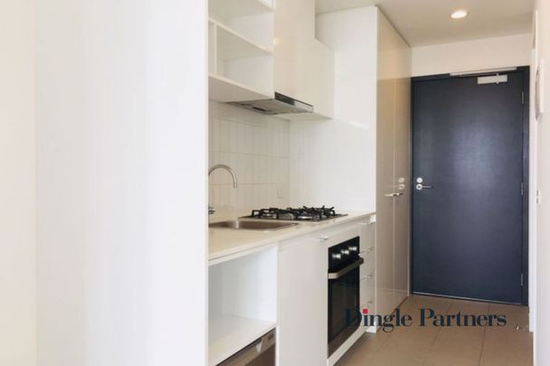 Light-Filled 1-Bedroom Apartment in Prime Box Hill Location - Photo 1