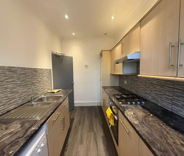 3 bedroom flat to rent - Photo 4