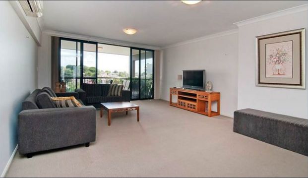 Spacious 2 Bedroom Unit Fully Furnished - Photo 1