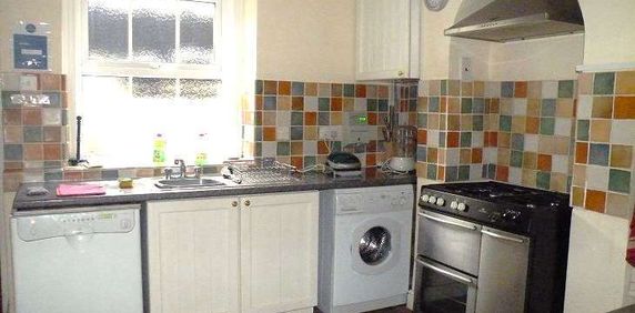 Fantastic house near town centre, hospital, shops and theatre, Yellow - Photo 2