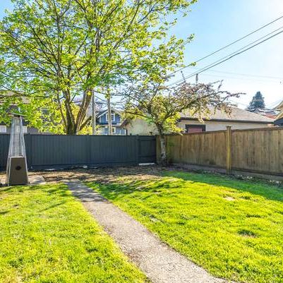 Kitsilano - Laundry - Gas Stove - Big Yard - Private - Townhouse - Photo 4