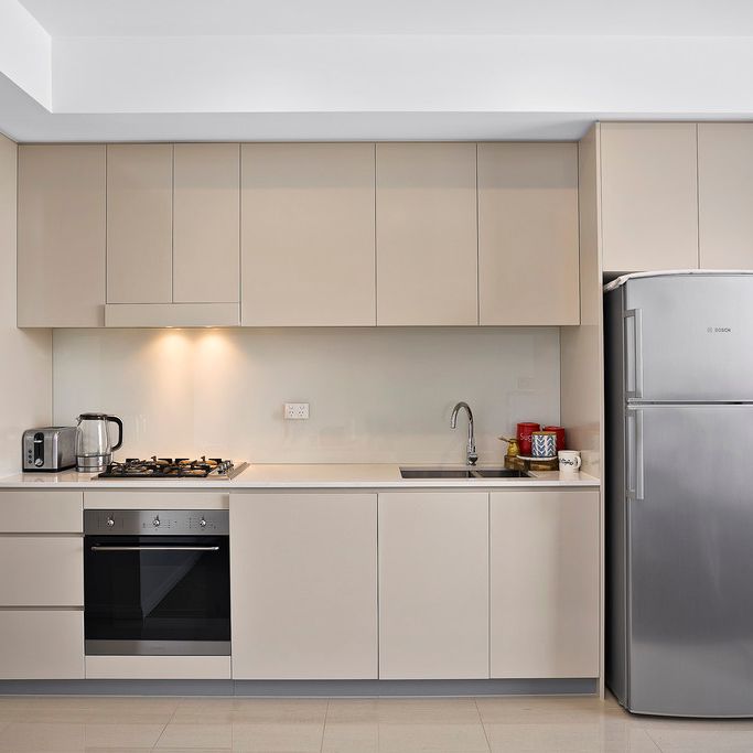 Well presented sunlite apartment with city views - Photo 1