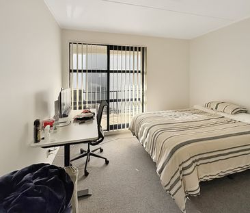 Spacious with large balcony and views! - Photo 1