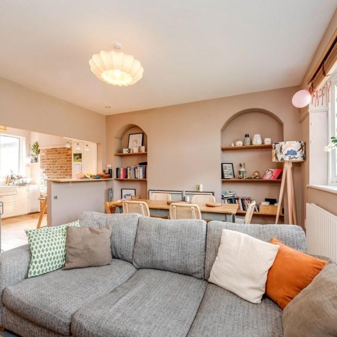 3 bedroom flat to rent - Photo 1