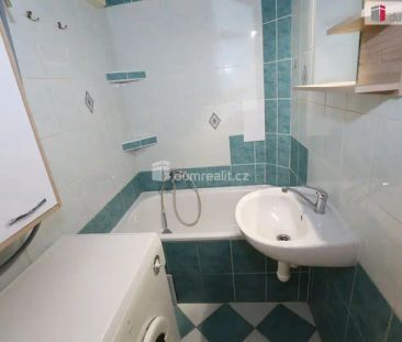 Pěkný útulný byt 2+kk ve druhém patře cihlového domu se zahradou - Fotografie 6