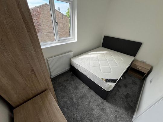 4 bedroom house of multiple occupation to rent - Photo 1