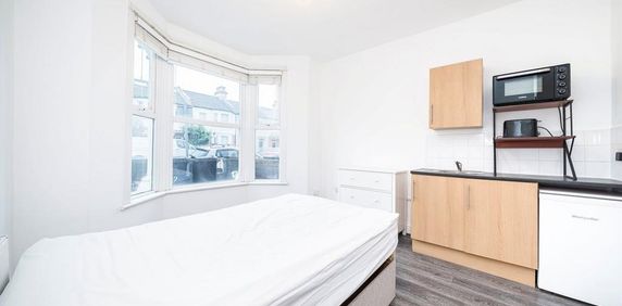 Studio to rent - Photo 2