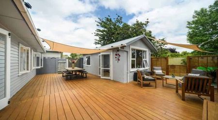 Large 3bdrm home + Seperate sleepout - Photo 5