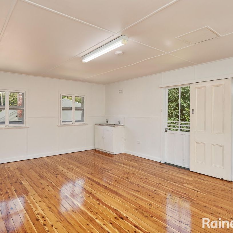 CHARMING FAMILY HOME IN A PRIME LOCATION - Photo 1